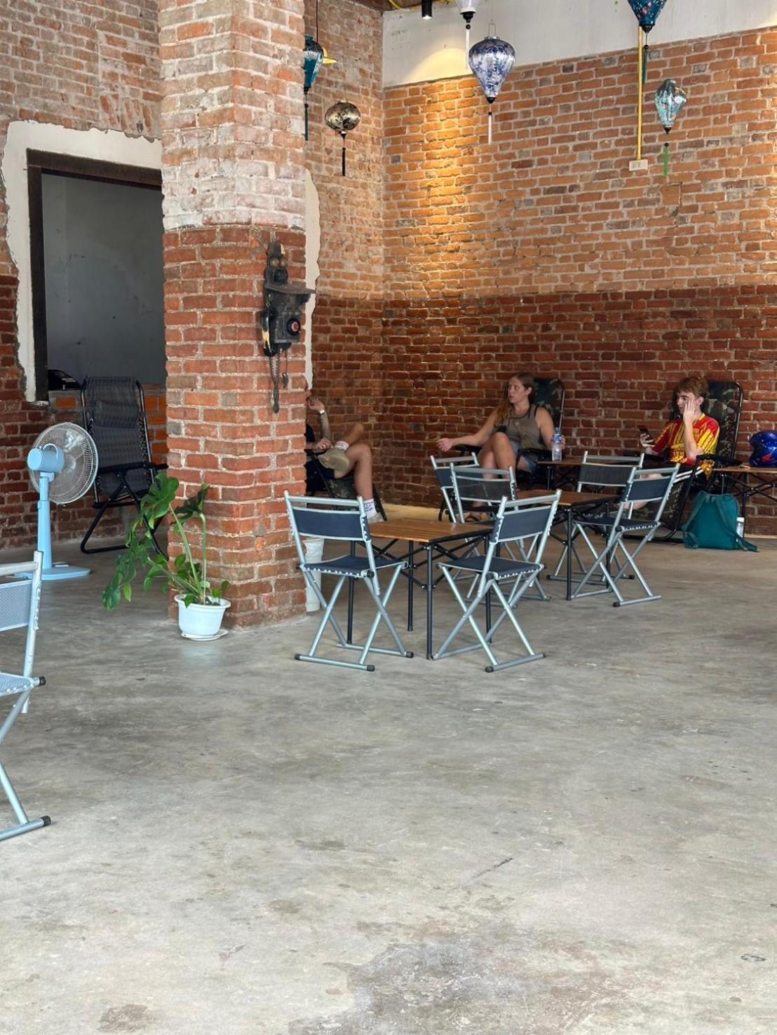 Via Thakhek Hostel & Cafe Exterior photo