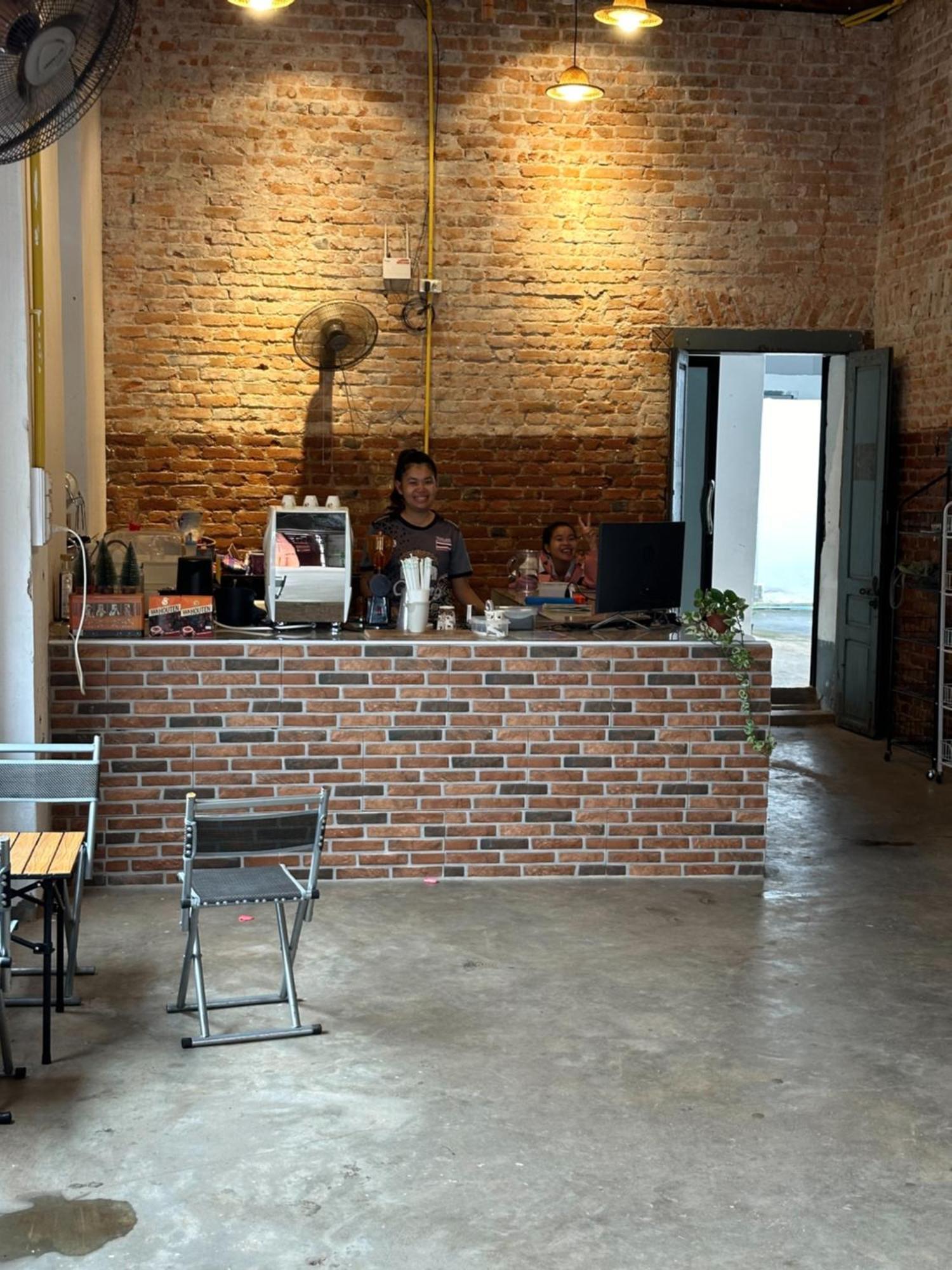 Via Thakhek Hostel & Cafe Exterior photo