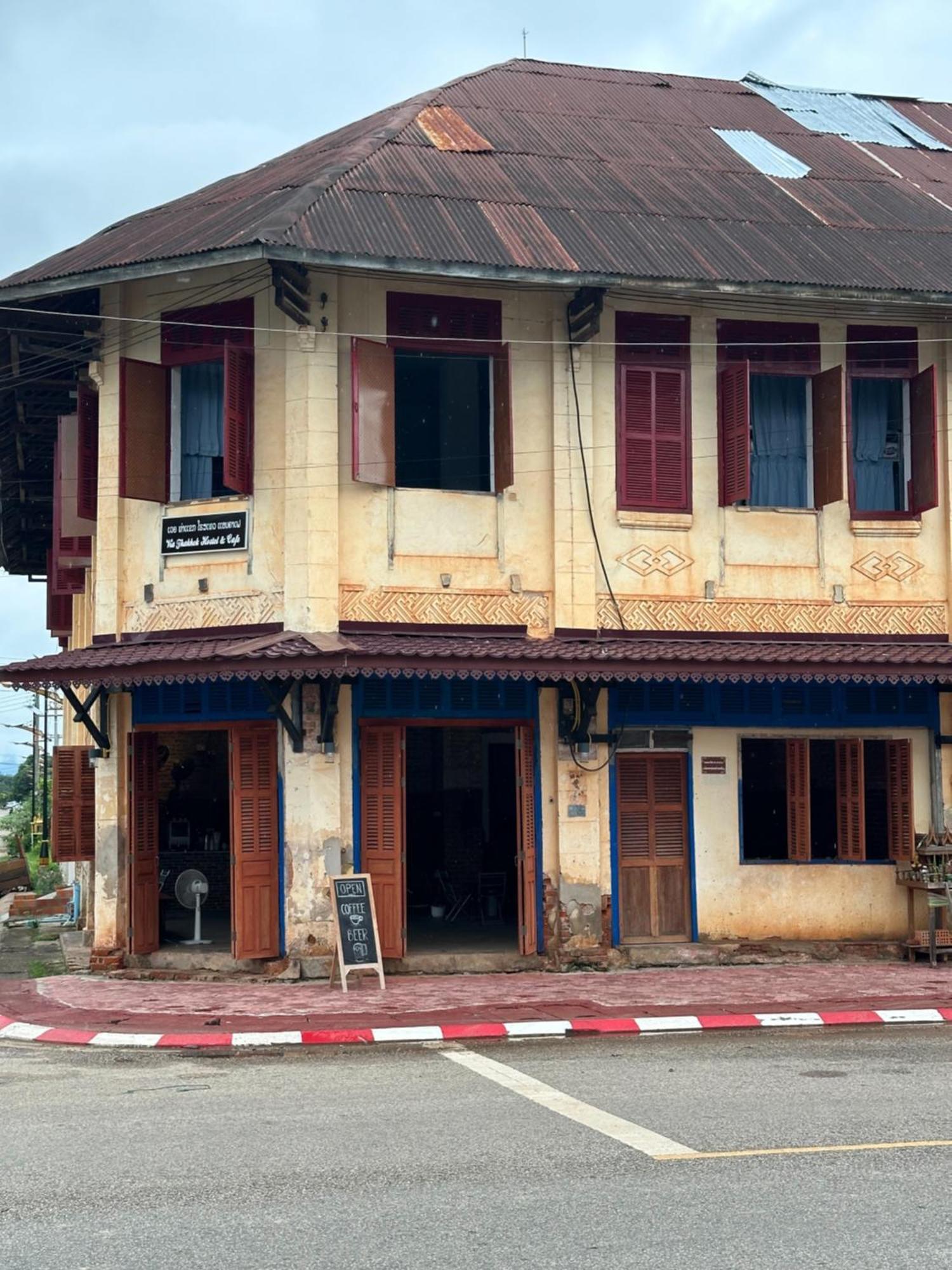 Via Thakhek Hostel & Cafe Exterior photo