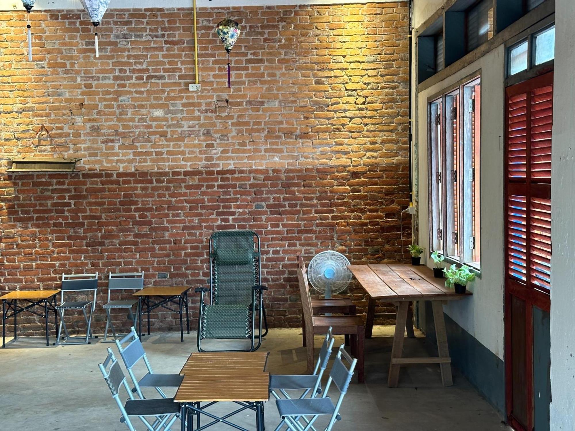 Via Thakhek Hostel & Cafe Exterior photo